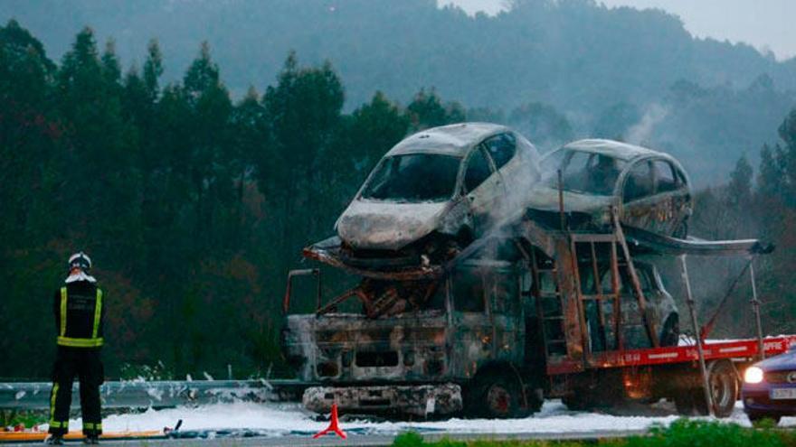 Un camión que transportaba vehículos se incendia en la A-6