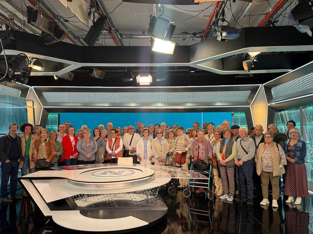 Visita a las instalaciones de IB3 de los miembros de la Associació de Gent Gran de l'Alquileria Blanca i Portopetro