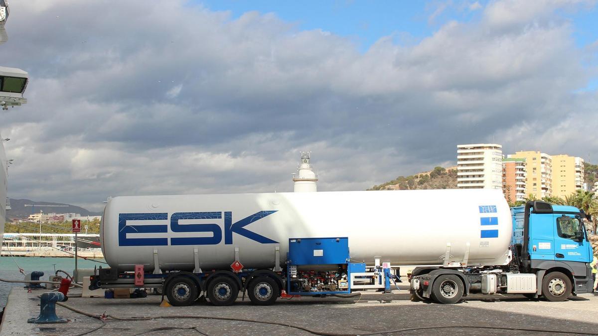 Camión de ESK suministrando gas licuado a un crucero en el Puerto de Málaga.