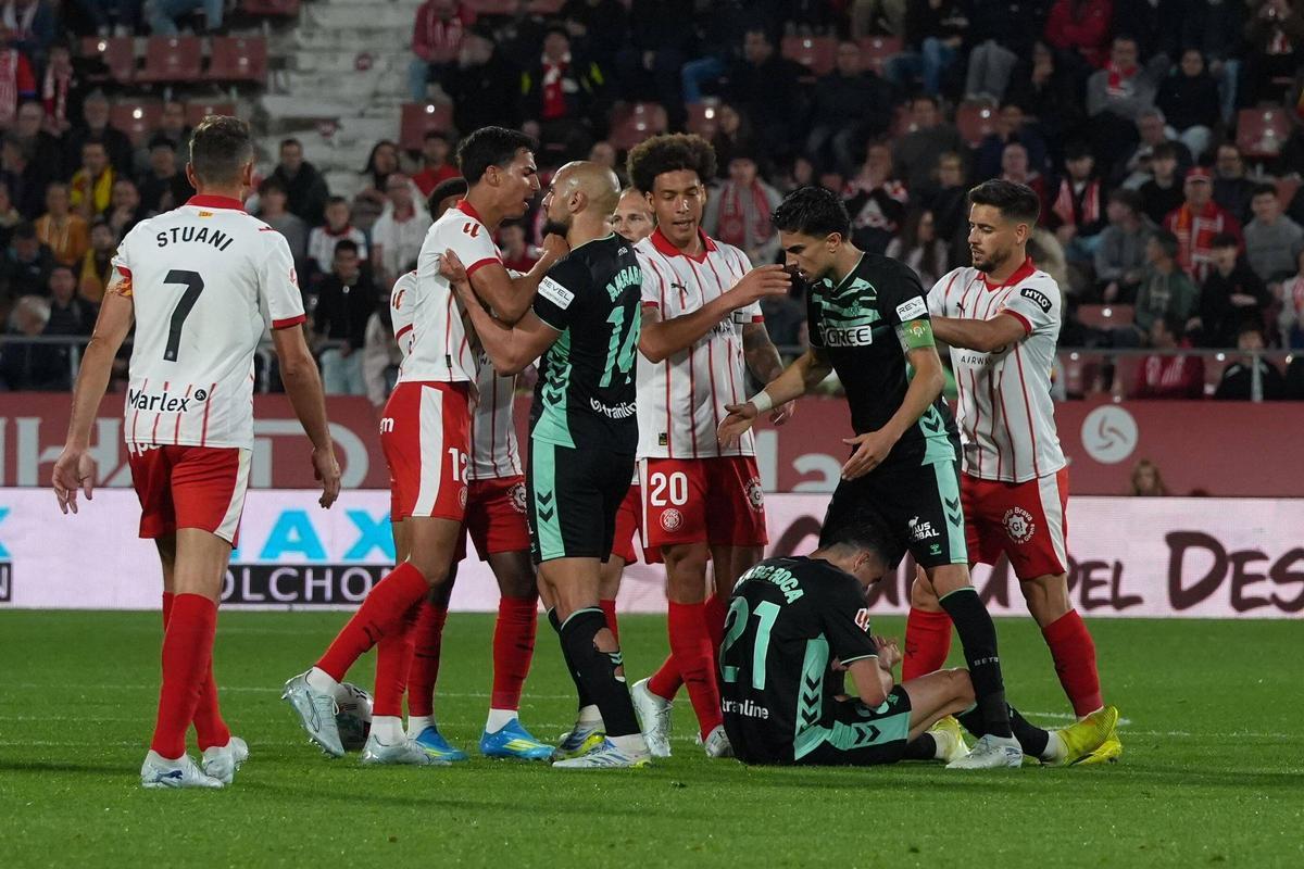 Els jugadors del Girona s'encaren amb els del Betis, dimarts
