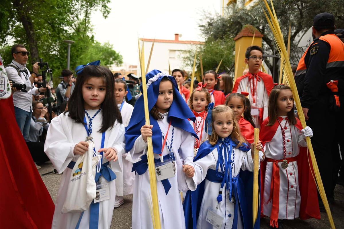 Los niños, hoja de palma en mano, acompañaron a La Borriquita.