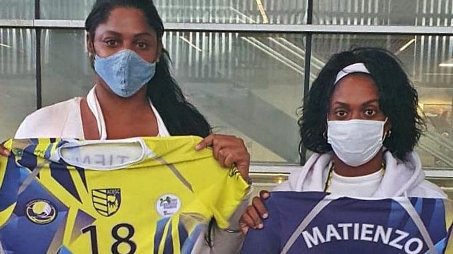 Las internacionales cubanas Sulian Matienzo y Nancy Carrillo, últimas incorporaciones del club, ya están en la Isla para ponerse a las órdenes de Pascual Saorín. |