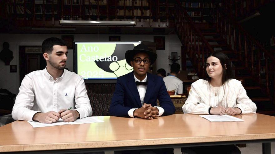 A representación da entrevista a Castelao, no centro, realizada por tres alumnos.