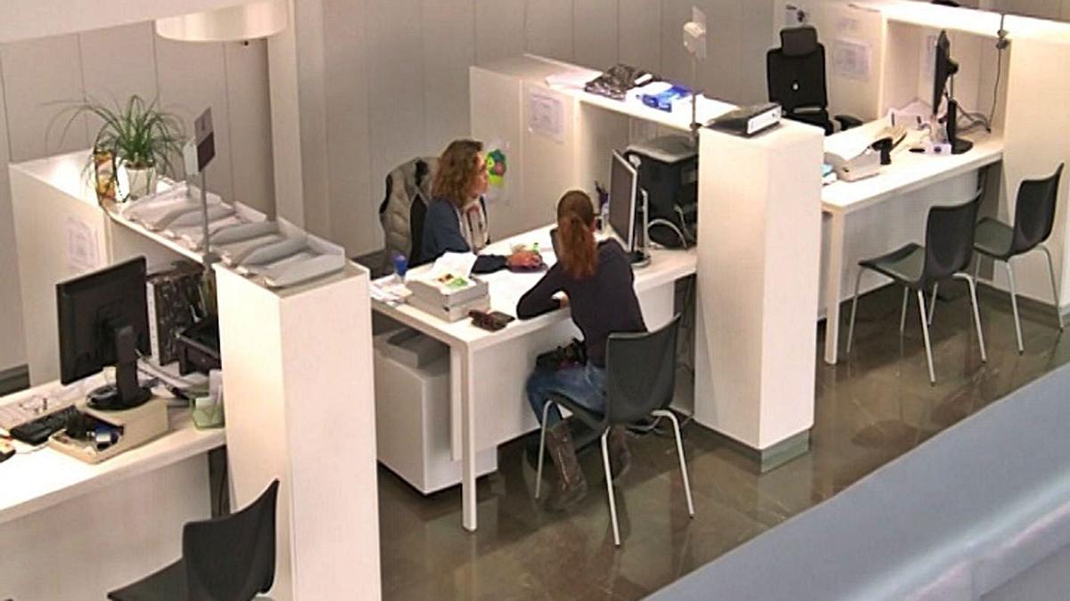 Mesas de atención a los parados en una oficina de empleo de València. | LEVANTE-EMV