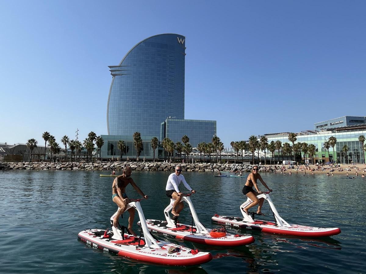 Bikesurf, las nuevas bicis acuáticas  surfean en la playa de la Barceloneta