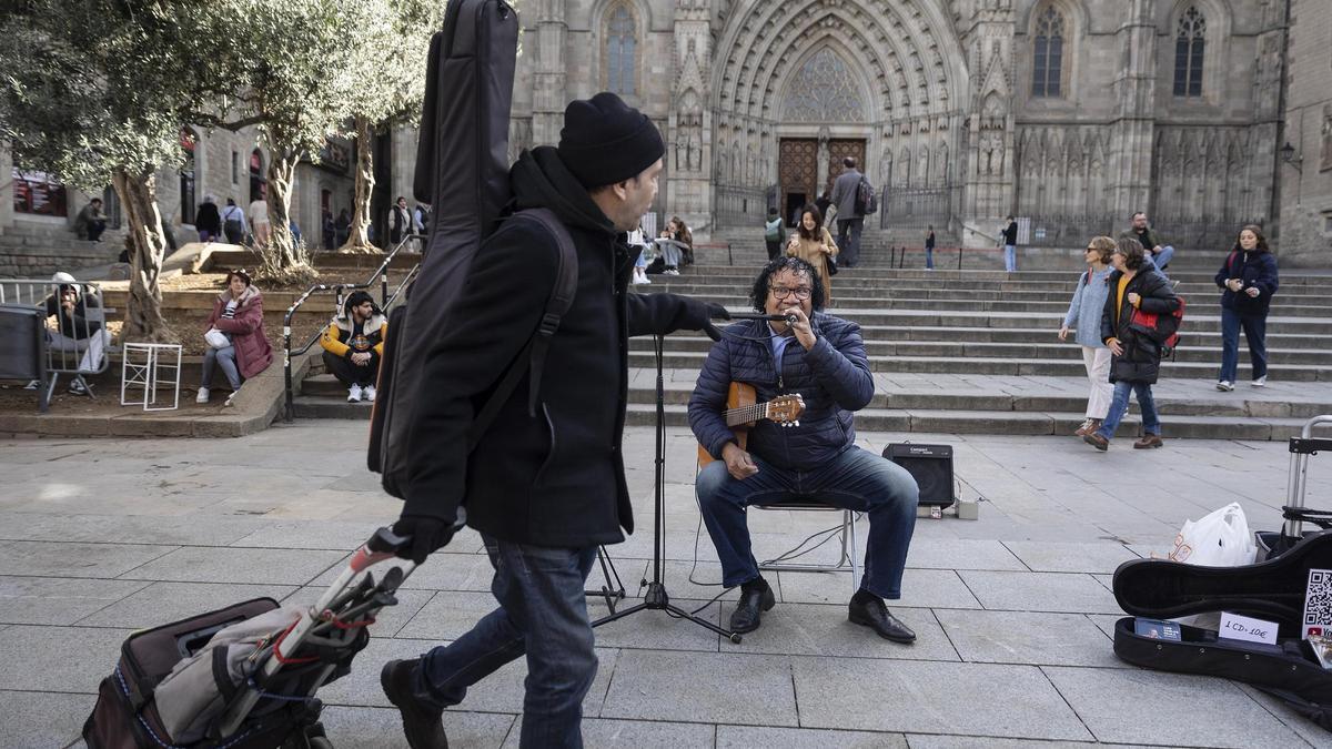 Un músico en la plaza de la Catedral, en Barcelona.