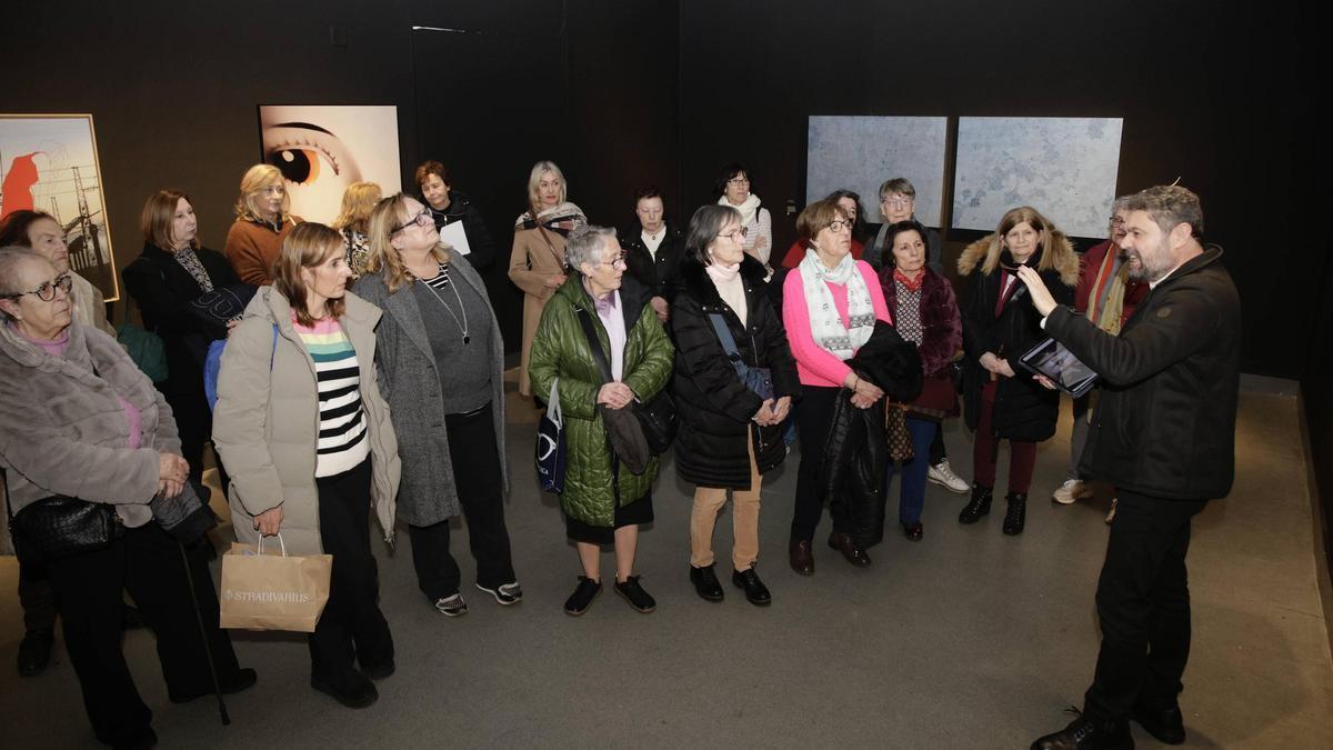 VÍDEO: Visita guiada por la exposición “13 creadoras” y presentación del libro “Creadoras en las artes plásticas 3”