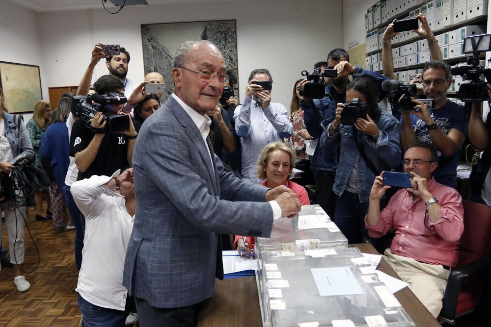 El alcalde de Málaga, Francisco de la Torre, ha votado a las 9.30 horas en el Palacio de la Tinta