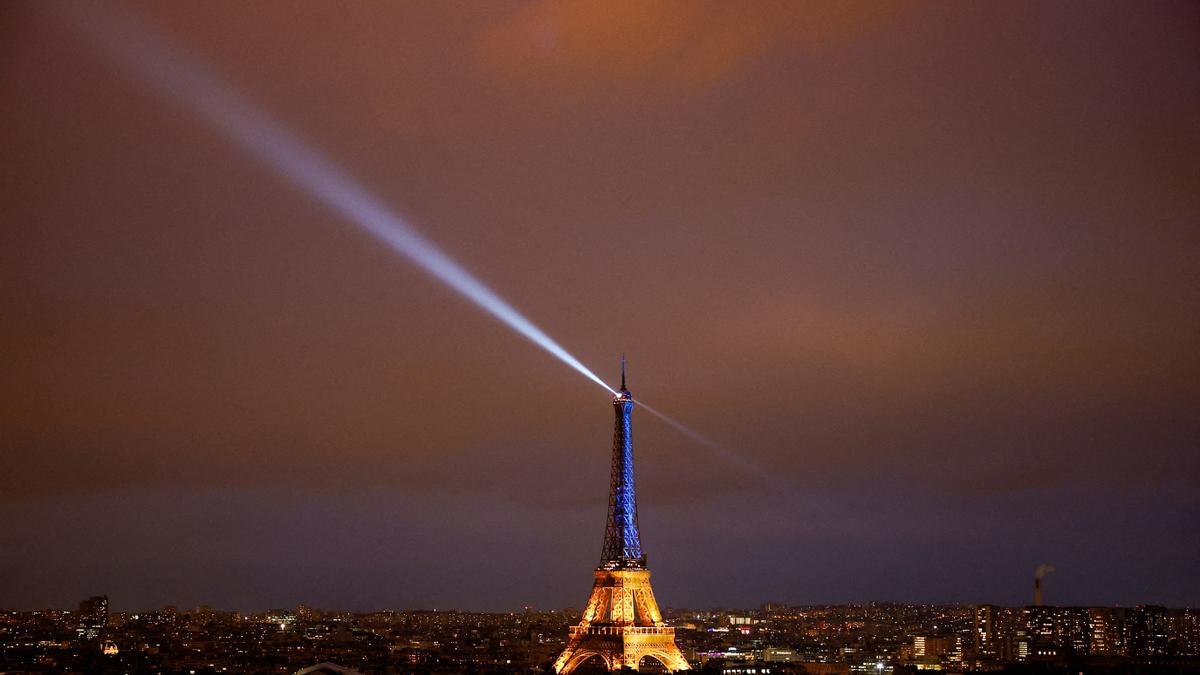 La Torre Eiffel de París se tiñe con los colores de la bandera ucraniana con motivo del aniversario de la guerra en Ucrania.