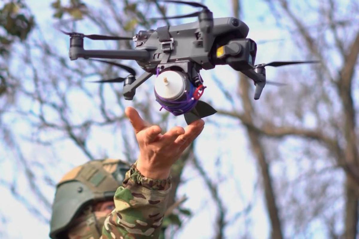 Un soldado ruso lanza un dron cargado con explosivos en un punto no determinado del frente de Ucrania.