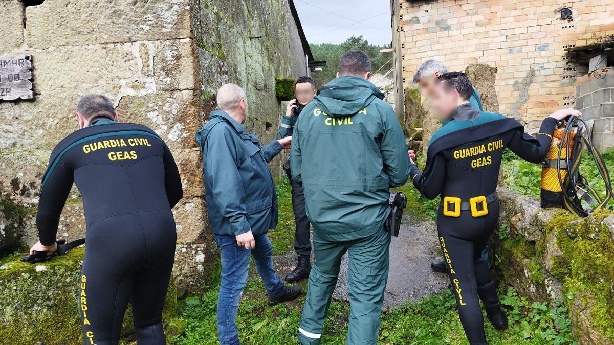 Buzos de la Guardia Civil, en el operativo en el río Arenteiro