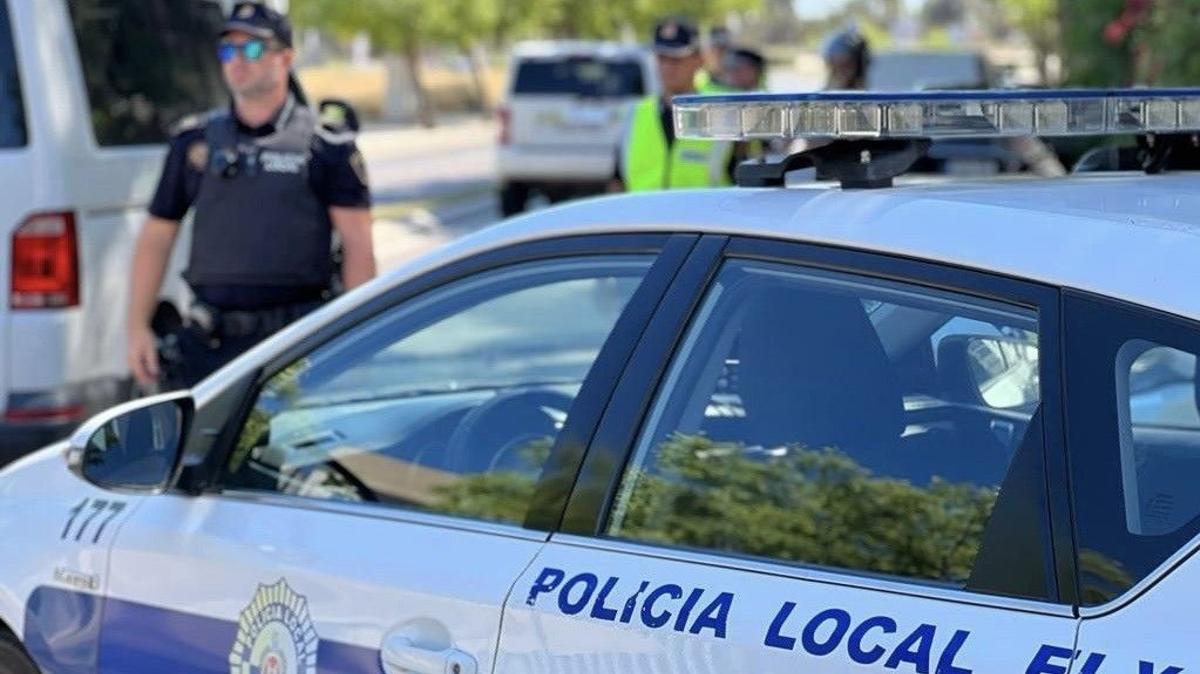 Unos agentes de la Policía Local de Elche, en una imagen de archivo.