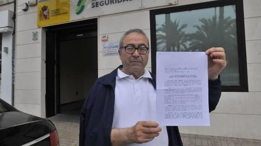 Jaime Coves con la última reclamación presentada al Instituto Nacional de la Seguridad Social.