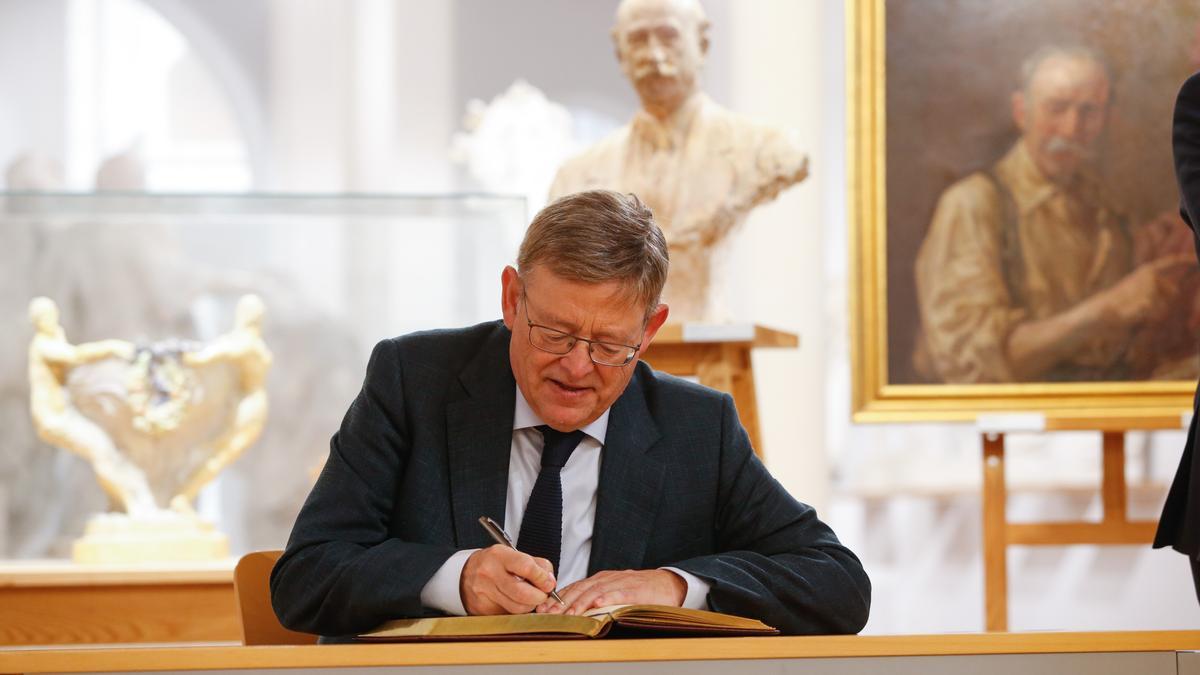 XImo Puig firma en el libro de honor del Museo tras su visita a Crevillent