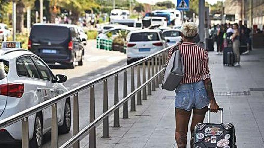 Una turista sale del aeropuerto de Ibiza el pasado verano.