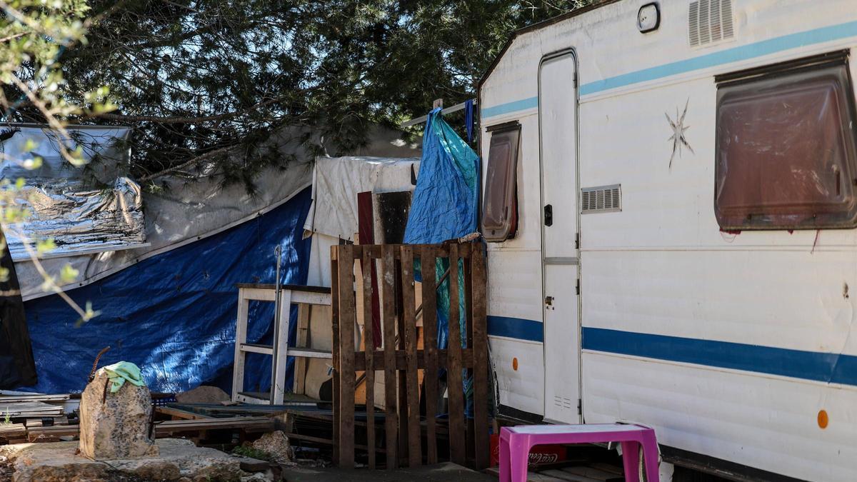 Una caravana en el asentamiento ilegal que se desalojará en abril.