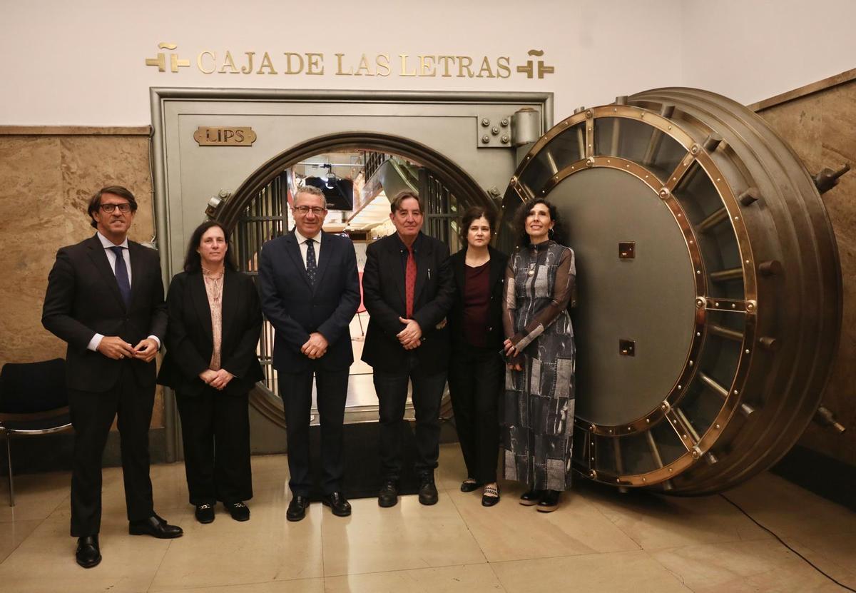 Juan de Dios Navarro, Pilar Tébar, Toni Pérez, Luis García Montero, Claudia Simón y Cristina Martínez, en la entrada a lacámara