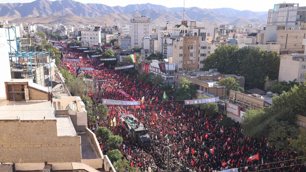 El féretro de Alí Jameneí recorre una calle de su ciudad natal, Mashad, este jueves, antes de ser enterrado.