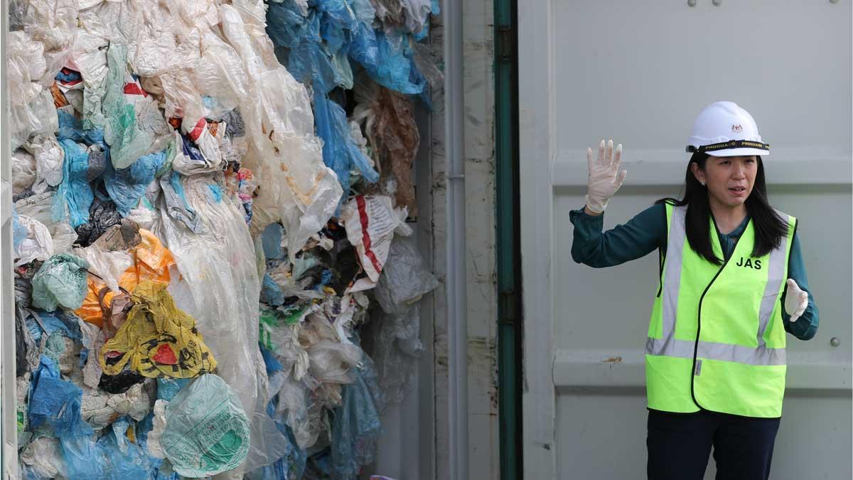 El Gobierno de Malasia devuelve 3.000 toneladas de plástico a sus países de origen. En la foto, la ministra de Medio Ambiente, Yeo Bee Yin, junto a un contenedor de residuos plásticos en Port Klang.