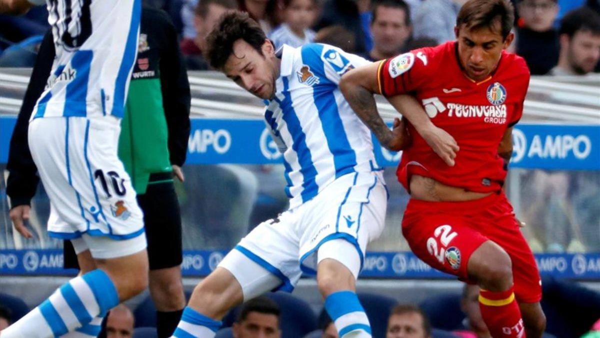 Barrenetxea pelea por un balón con un jugador del Getafe