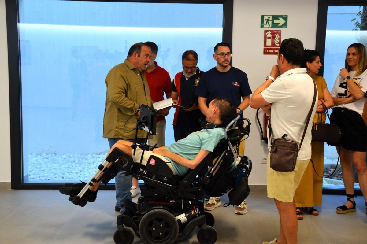 Miguel ángel Roldán, presidente de Saca la Lengua a la ELA, con algunos de los asistentes a la exposición.