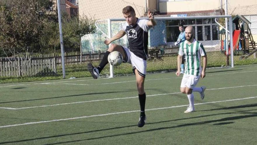 Un encuentro de liga en el campeonato del Keniata de Moaña. //Santos Álvarez