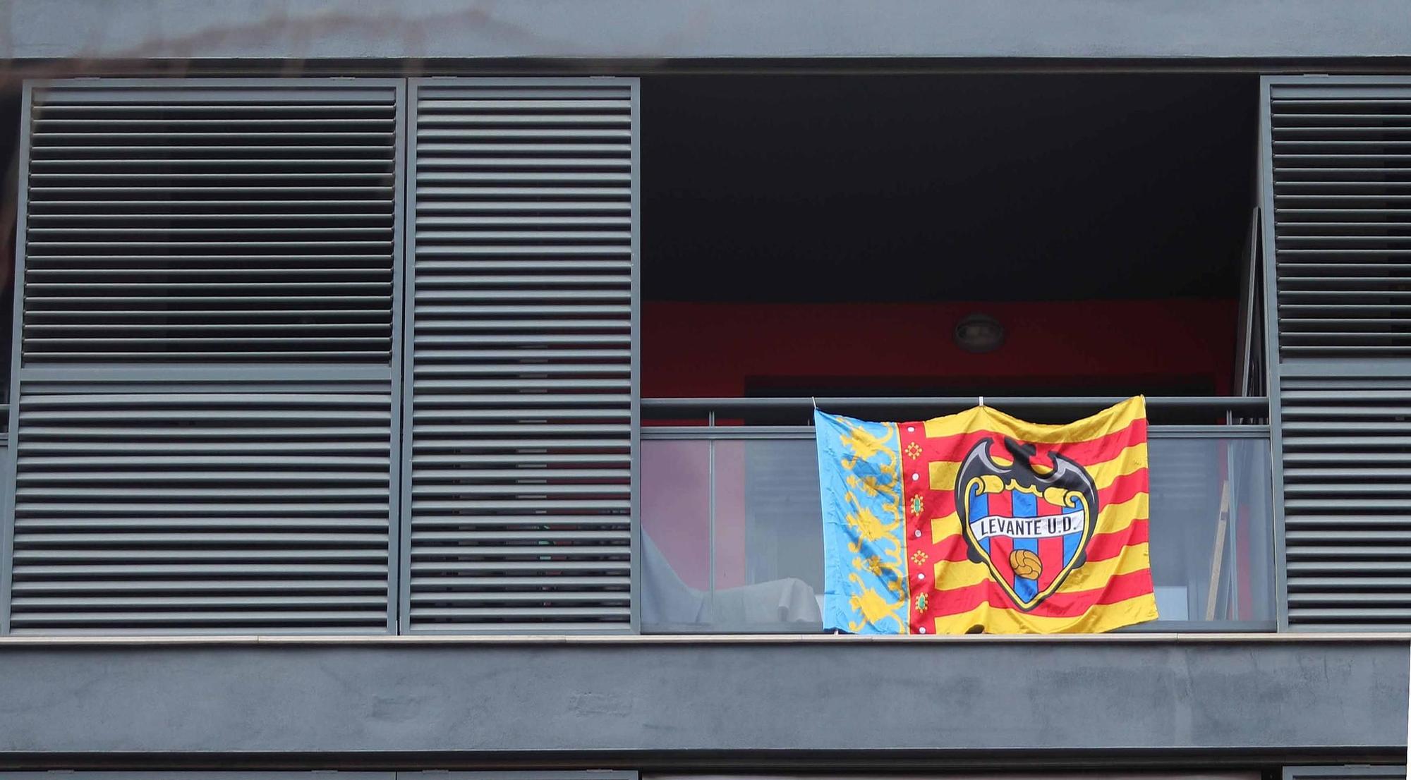 La afición del Levante UD engalana sus balcones