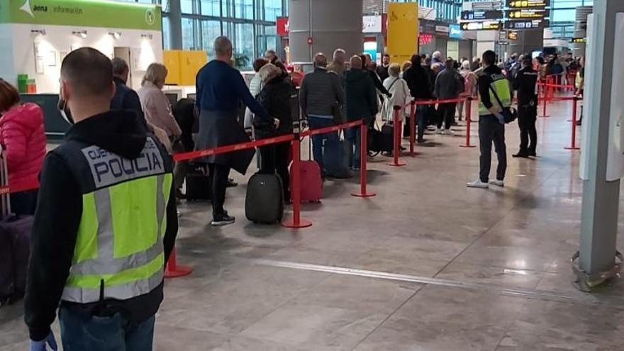 La Policía Nacional interviene en el aeropuerto ante el caos por aglomeraciones