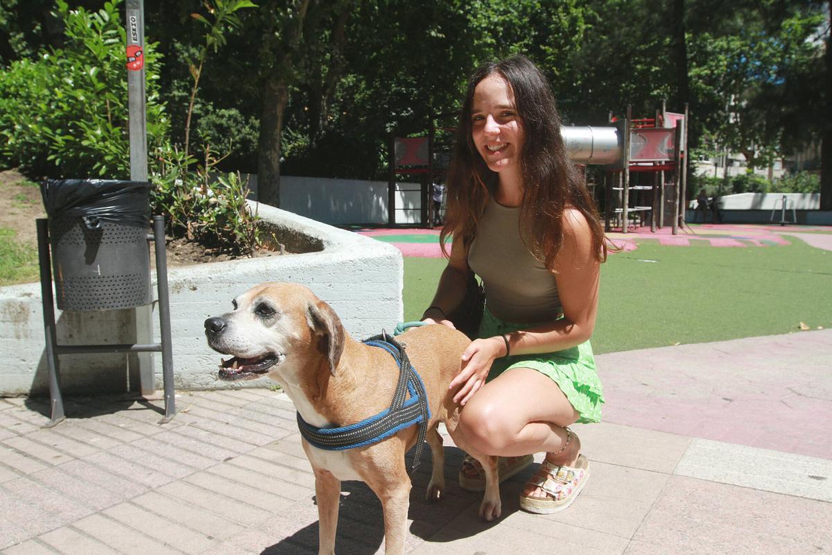 Elsa Puebla con su perra Samba.