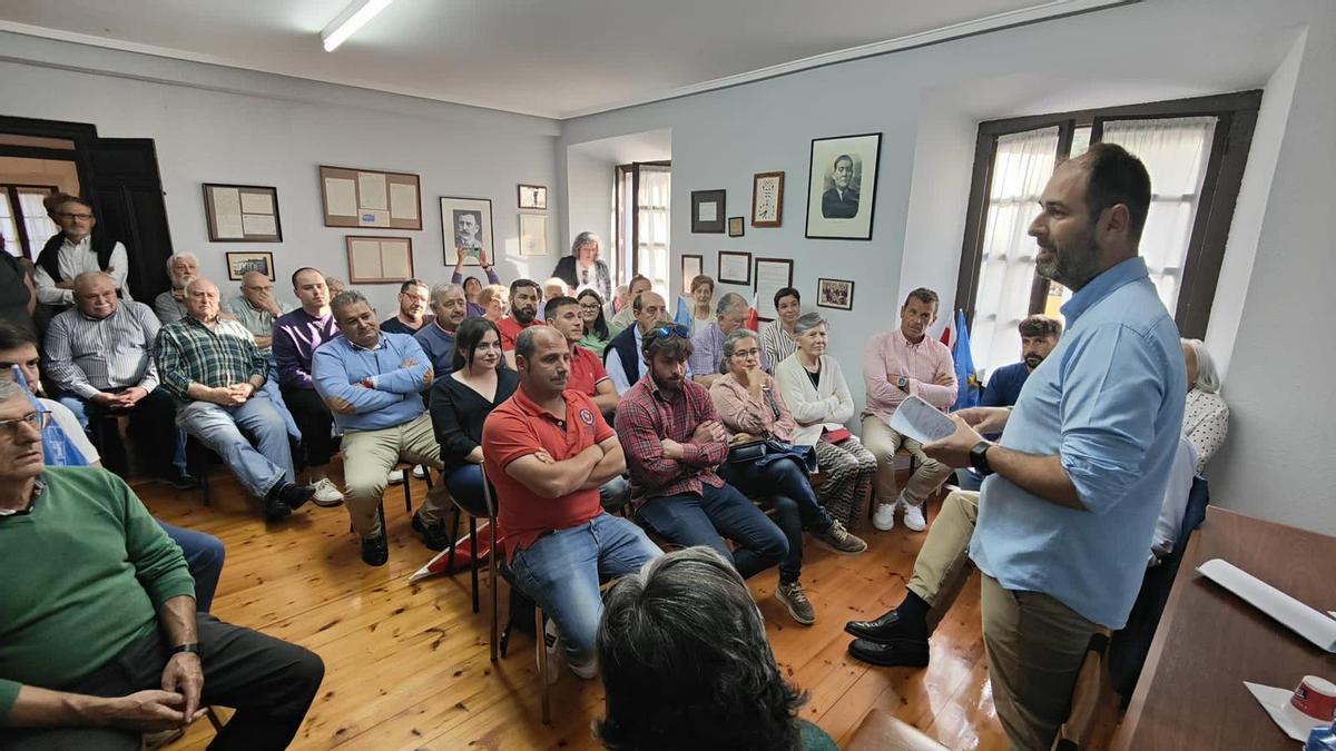 David Álvarez en la presentación en la Casa del Pueblo de Pravia.