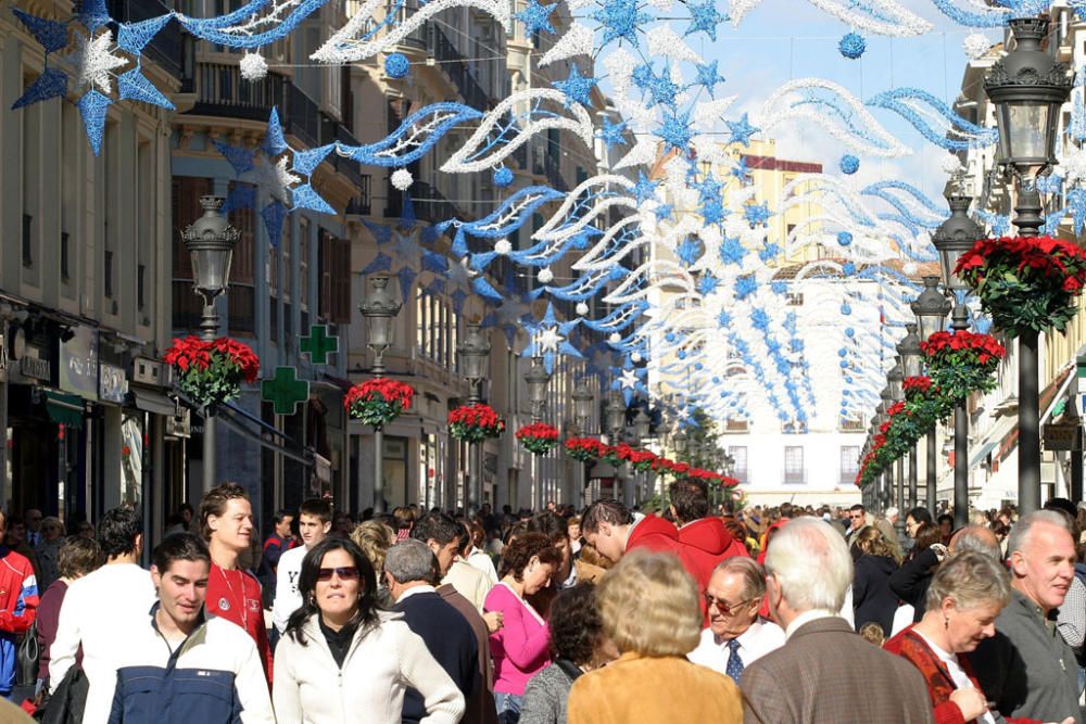 Las luces de Navidad de la calle Larios son actualmente un atractivo turístico de la ciudad por el espectáculo de luz y sonido que las acompañan desde hace ya algunos años, pero no siempre fue así...