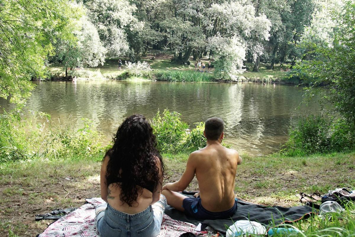 Varios bañistas en Chaián, en Santiago