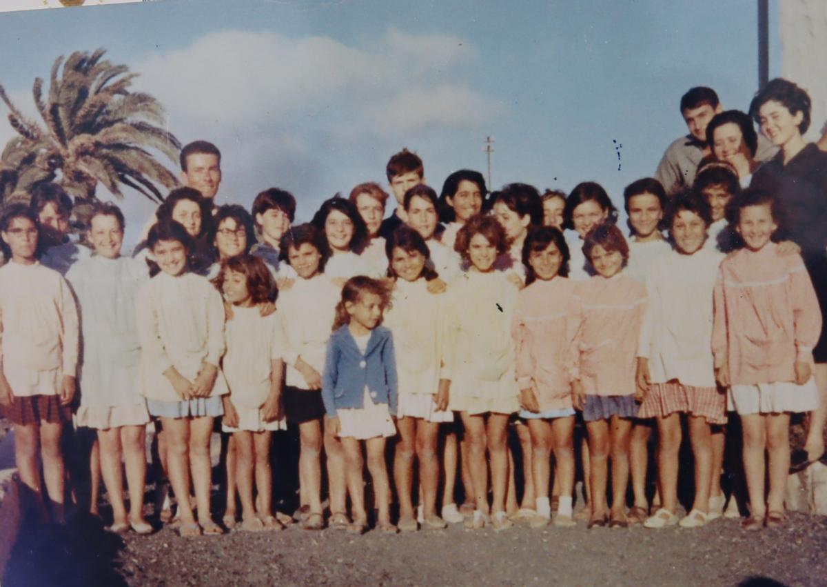 Componentes del grupo infantil de Coros y Danzas de Ingenio en 1966.