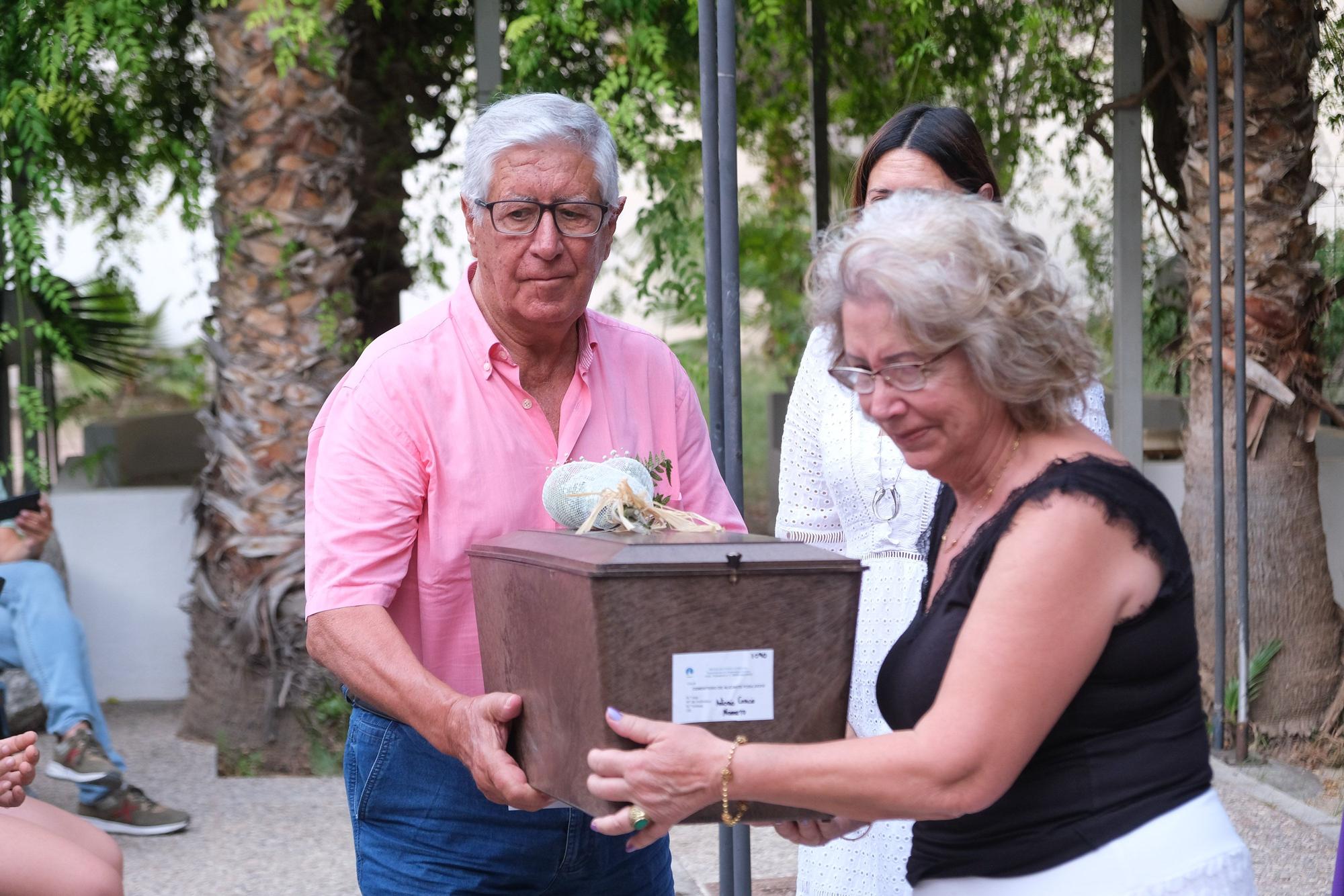 Así ha sido el emotivo acto de entrega de los restos exhumados de fusilados del franquismo a sus familiares en Aspe