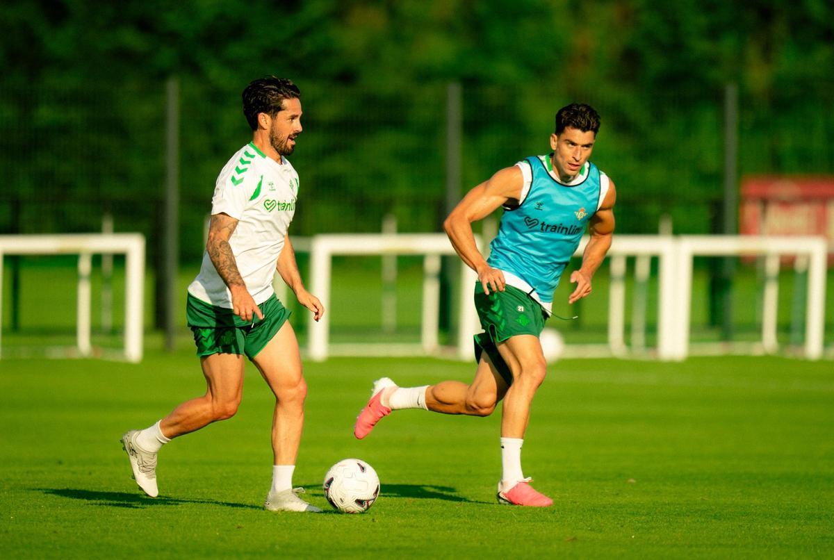 Isco con Marc Roca en un entrenamiento de pretemporada del Betis