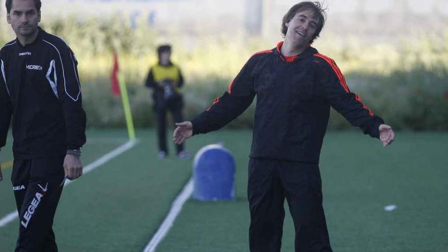 Carlos Tornadijo, gesticulando en la banda.