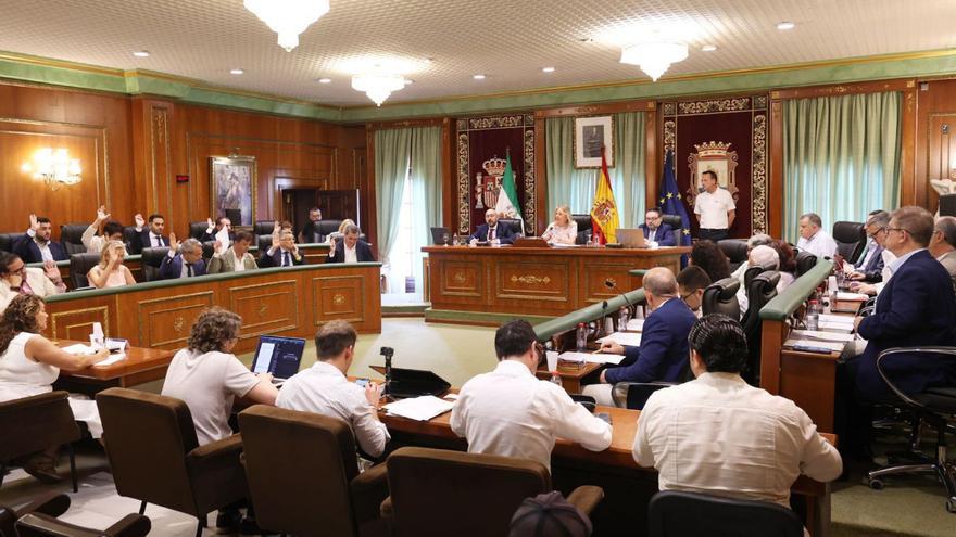 La concejales de la Corporación municipal, ayer, en la sesión plenaria de mayo.