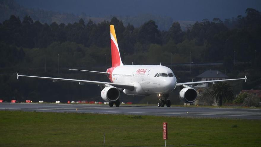 Un avión de pasajeros antes de despegar en la pista de Alvedro.