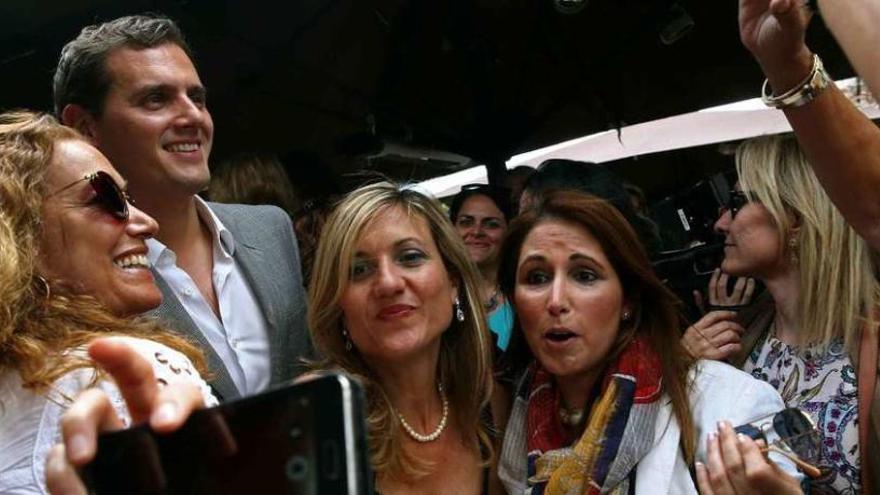 Rivera, rodeado de mujeres empresarias, ayer en Barcelona.