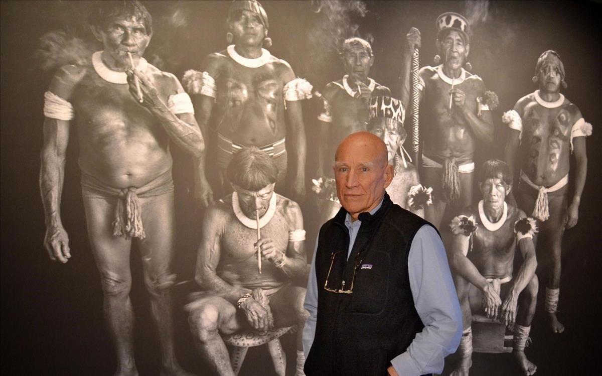 Sebastiao Salgado, fotógrafo brasileño, posa junto a Génesis, uno de sus trabajos en homenaje a la naturaleza  en la Casa dei Tre Oci en Venecia, Italia