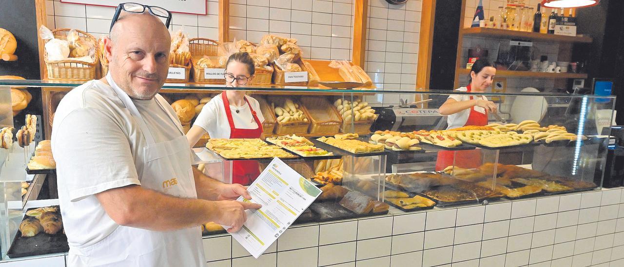 José Javier Casañ, de la panadería José María de Benicàssim, muestra la «desorbitada» factura de la luz del mes de agosto.