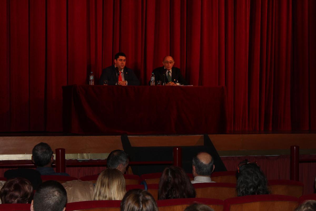 El alcalde, David García (i), junto a Lamo de Espinosa, durante la charla.