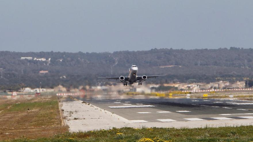 El aeropuerto de Palma cierra una de sus dos pistas tras reventar el asfalto por el calor