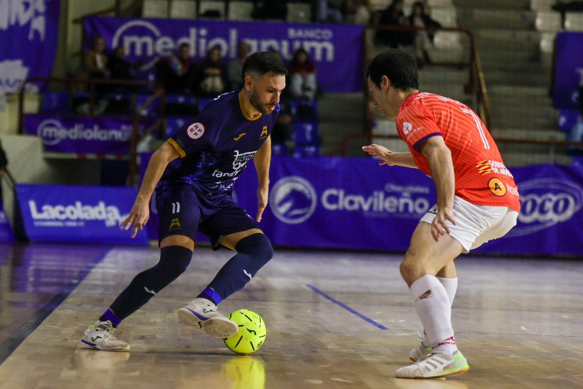 Ivi, con la pelota, en un lance del partido contra el Zaragoza.