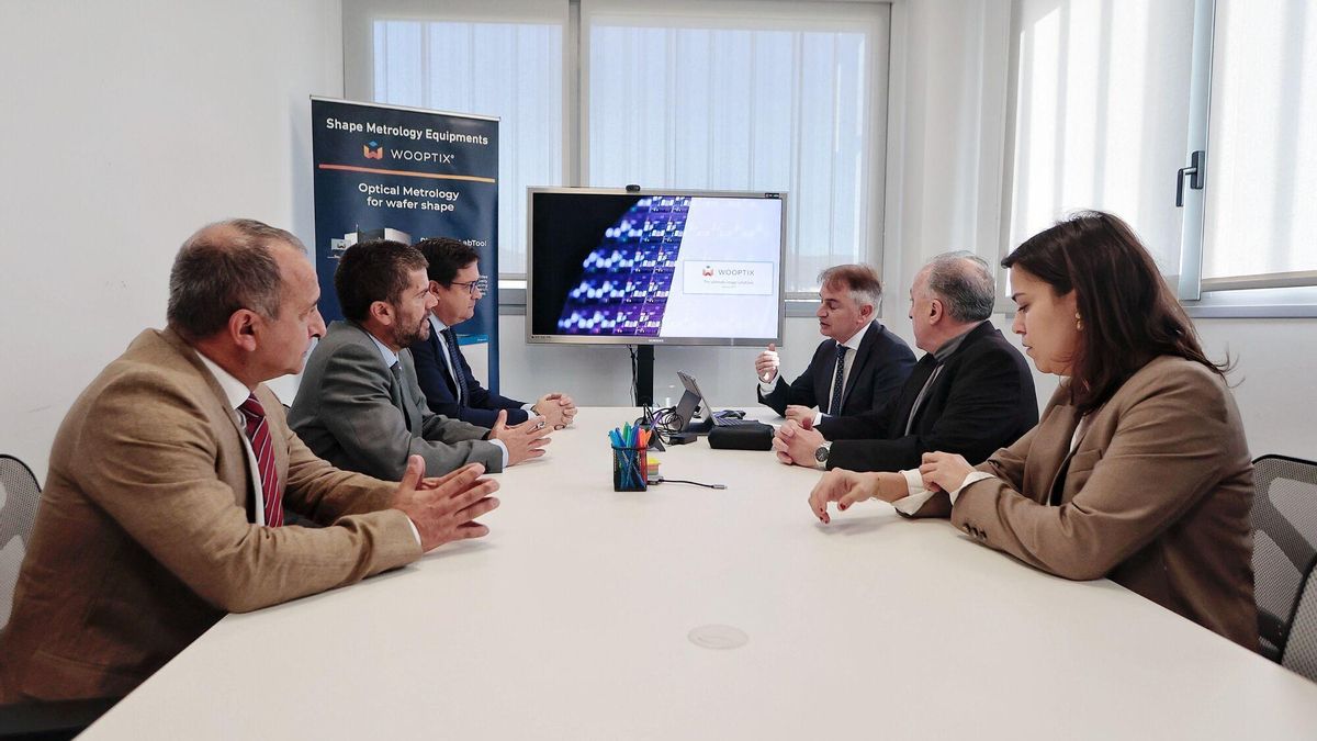 Un momento de la visita del ministro de Transformación Digtal, Óscar López, al IACTEC.