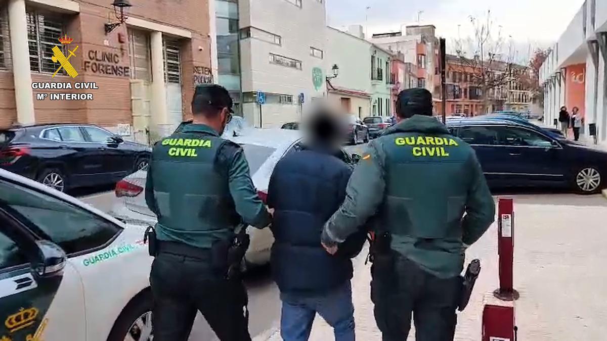 La Guardia Civil traslada a uno de los detenidos al juzgado de Alzira.