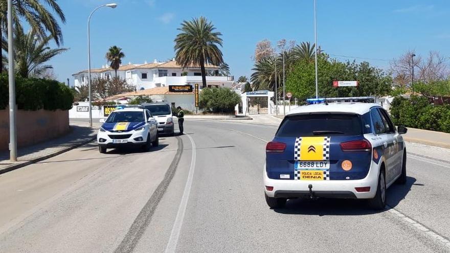 Les para de madrugada la policía en Dénia y dicen que venían de trabajar y se les había hecho tarde