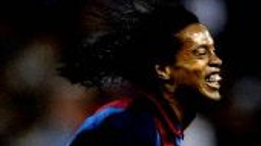 Ronaldinho brilla en el ´nuevo´ Barcelona ante el Milan