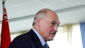 Alexander Lukashenko tras depositar su voto, este domingo.