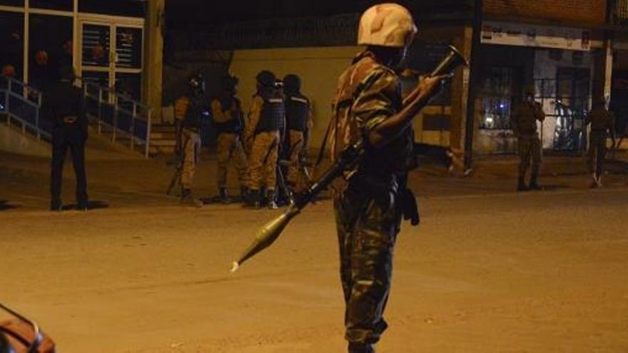 Membres de les forces de Burkina Faso davant l&#039;hotel assaltat.